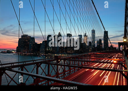 Le centre-ville de Manhattan au coucher du soleil, vu du pont de Brooklyn, New York, United States. Banque D'Images