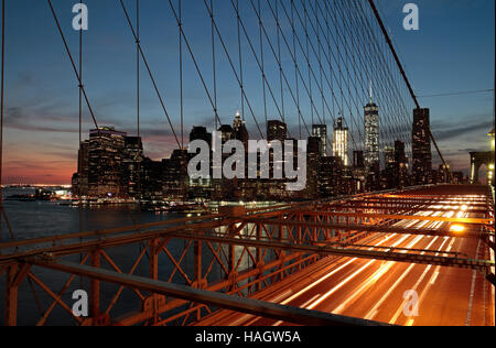 Le centre-ville de Manhattan au coucher du soleil, vu du pont de Brooklyn, New York, United States. Banque D'Images