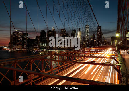 Le centre-ville de Manhattan au coucher du soleil, vu du pont de Brooklyn, New York, United States. Banque D'Images