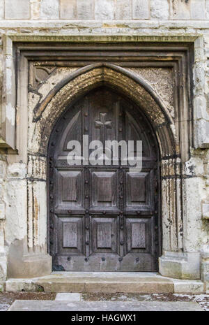 Porte en bois sculpté sur une ancienne église English Banque D'Images