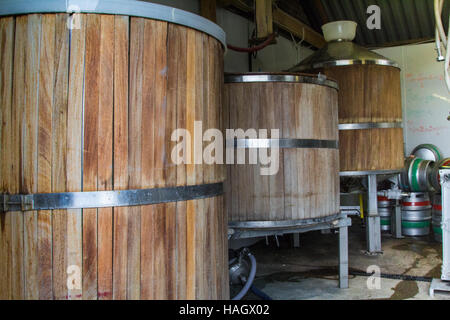 Cuves en bois traditionnel à une petite brasserie Banque D'Images