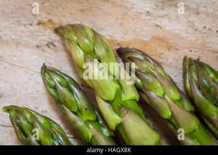 Petites asperges sur une planche à découper en bois Banque D'Images