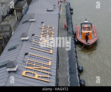 Un travailleur de la RNLI se prépare à maintenir son bateau sur la Tamise, Londres, Angleterre. Banque D'Images