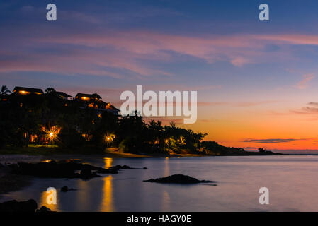 La plage le matin calme le ciel de couleurs vives. Banque D'Images