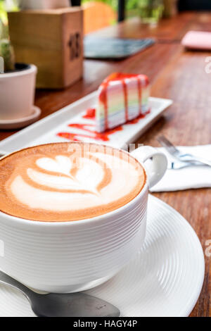 Tasse de café latte art sur table en bois Banque D'Images