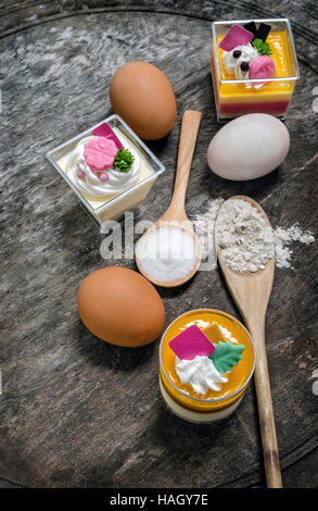 Gâteau mousse de coupe avec des oeufs sur fond de bois. Banque D'Images