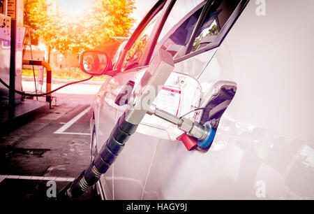 Le carburant gaz naturel véhicule (GNV) à la gare. Banque D'Images