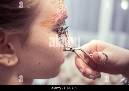 Jeune femme faisant curl cils à salon Banque D'Images