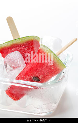 La pastèque fraîche avec de la glace se coince dans le bol en verre de glaçons. Banque D'Images