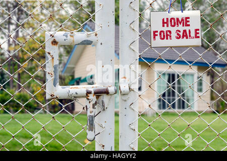 Maison à vendre et Immobilier signe sur wire mesh fence Banque D'Images