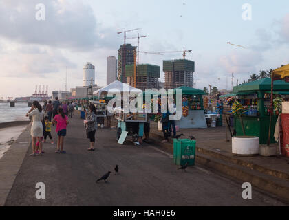 Les gens sur le Galle Face Green, promenade, Colombo, Sri Lanka Banque D'Images