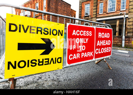 Road sign détournement, dérivation, route fermée, accès uniquement, signe, signes, signaux routiers, UK Angleterre GO Banque D'Images