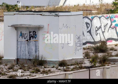 Des graffitis sur des bâtiments abandonnés dans le port de Split, Croatie. Banque D'Images