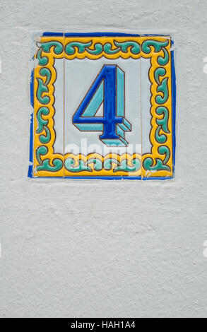 Vieille porte plaque avec le numéro 4 sur un mur d'une maison à Gran Canaria Banque D'Images