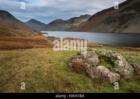 Magnifique coucher de soleil image paysage de montagnes et de l'eau As dans Lake District en automne en Angleterre Banque D'Images