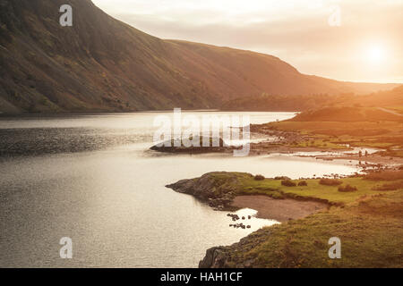 Magnifique coucher de soleil image paysage de montagnes et de l'eau As dans Lake District en automne en Angleterre Banque D'Images