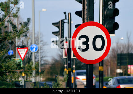 Panneau routier dans le trafic dans le centre-ville de Birmingham Banque D'Images