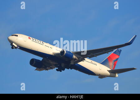 Delta Air Lines Boeing 767-300ER N173DZ, au départ de l'aéroport Heathrow de Londres, UK Banque D'Images