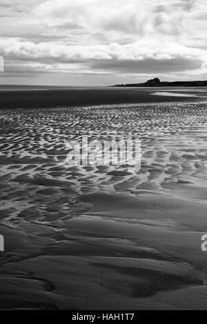 Château de Bamburgh de Ross Retour Sands, Northumberland, England, UK Banque D'Images