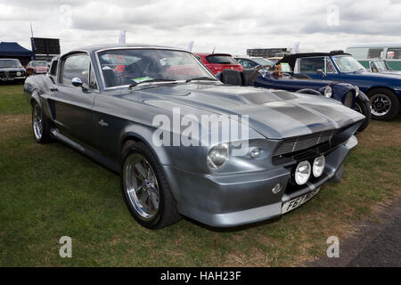 Trois-quart vue avant d'une Ford Mustang Shelby GT500 sur l'écran dans un club de voiture de la zone 2016 Silverstone Classic Banque D'Images