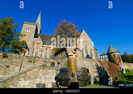 BRD, Nordrhein-Westfalen, Olpe, Blick vom Platz mit Geschichtsbrunnen Kurkölner auf die historische Stadtmauer mit Hexenturm, Banque D'Images