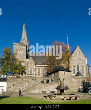 BRD, Nordrhein-Westfalen, Olpe, Blick vom Platz mit Geschichtsbrunnen Kurkölner auf die historische Stadtmauer, dahi Banque D'Images