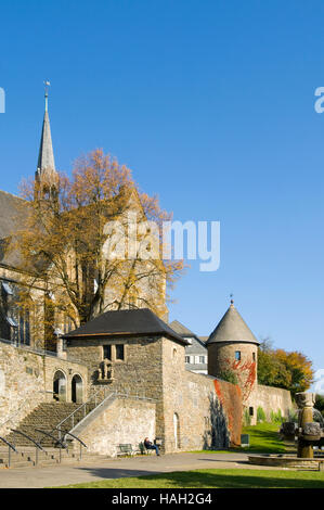 BRD, Nordrhein-Westfalen, Olpe, Blick vom Platz mit Geschichtsbrunnen Kurkölner auf die historische Stadtmauer mit Hexenturm, Banque D'Images