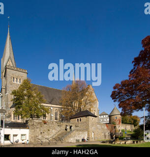 BRD, Nordrheinwestfalen, Olpe, Blick vom Platz mit Geschichtsbrunnen Kurkölner auf die historische Stadtmauer mit Hexenturm, dahinter die neugotische Banque D'Images