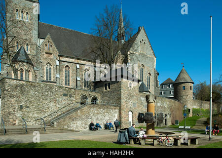 Deutschland, Nordrhein-Westfalen, Olpe, Blick vom Platz mit Geschichtsbrunnen Kurkölner auf die historische Stadtmauer mit Hexenturm und die neugotisc Banque D'Images