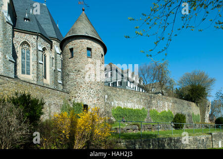 Deutschland, Nordrhein-Westfalen, Olpe, historische Stadtmauer mit und Hexenturm neugotische Martinuskirche Banque D'Images