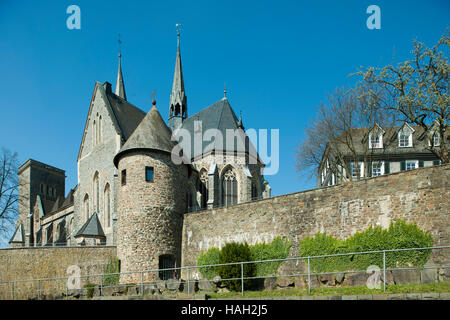 Deutschland, Nordrhein-Westfalen, Olpe, historische Stadtmauer mit und Hexenturm neugotische Martinuskirche Banque D'Images