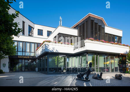 Deutschland, NRW, Vassenden, Rathaus, davor die vom Künstler Friedrich Freiburg (FFreiburg Skulpturengruppe geschaffene) "Der kleine Zirkus" Banque D'Images