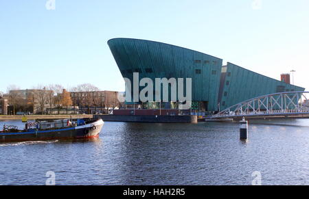 Le Centre des sciences NEMO à l'Oosterdok à Amsterdam, Pays-Bas. Banque D'Images