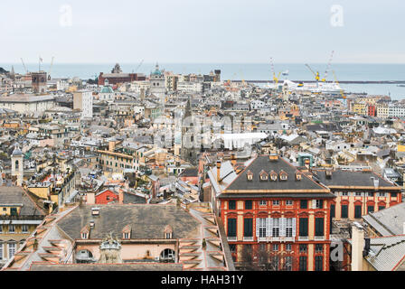 Vue aérienne du centre-ville de Gênes en un jour de pluie Banque D'Images