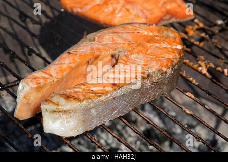 Poisson saumon grillé Steak barbecue, cuisine préparée sur barbecue, Close up Banque D'Images