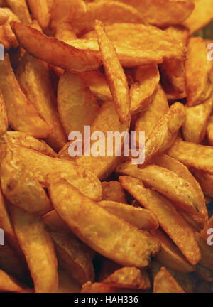 Prêt à manger malsain de pommes de terre frits ou cuits au four les quartiers de pommes de terre frites avec des peaux close up, high angle view Banque D'Images