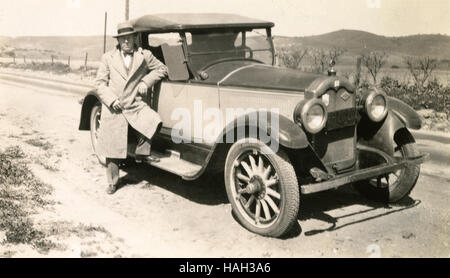 1931, l'homme antique photographie avec Buick roadster, quelque part sur la route entre Los Angeles et San Francisco, en Californie. Il y a un 1931 en Californie d'immatriculation sur la voiture. SOURCE : tirage photographique original. Voir Alamy HAH3A8 et HAH3A2 pour plus de vues de cette voiture. Banque D'Images