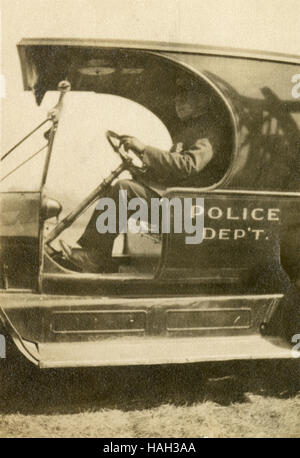 Photographie, c1910 ancien policier du Service de police en voiture, USA. Emplacement spécifique inconnu, peut-être le Massachusetts ou New England. SOURCE : tirage photographique original. Banque D'Images