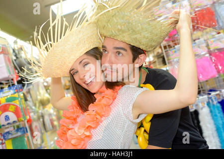 Portrait of happy young couple essayer costumes Banque D'Images