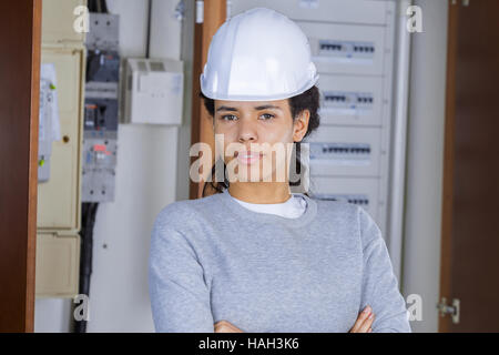 Portrait de femme à côté de la boîte à fusibles Banque D'Images