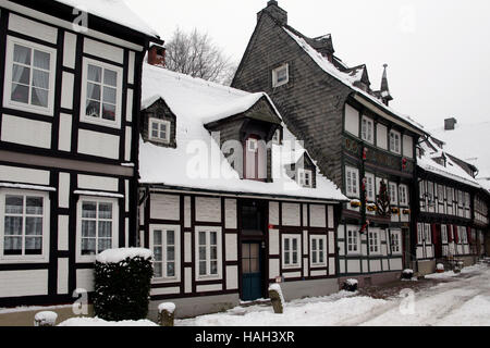 Maisons ossature bois en hiver avec la neige. Goslar, Basse-Saxe, Allemagne. Banque D'Images