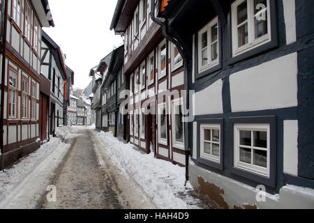 Maisons ossature bois en hiver avec la neige. Goslar, Basse-Saxe, Allemagne. Banque D'Images