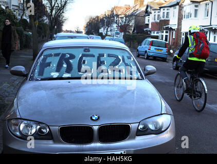Pare-brise de voiture gel gelée mot écrit en gel Banque D'Images