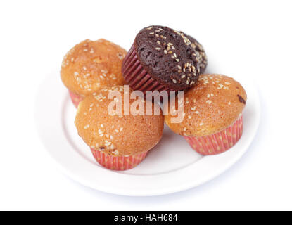 Ces cupcakes isolé sur le fond blanc. Banque D'Images