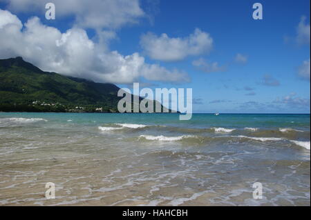 Tropical Beach. L'île de Mahé, Seychelles, Afrique, Océan Indien Banque D'Images