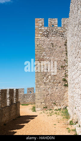 Ancien château avec balustrade faite de roches et de pierre avec vue sur le portugal sagres nature Banque D'Images