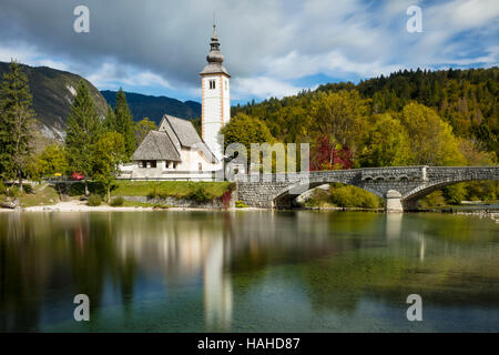 St John the Baptist Church sur le lac de Bohinj Ribcev Laz, en Haute-carniole, Slovénie Banque D'Images