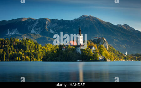 La lumière du soleil du matin sur St Marys Église de l'Assomption, le lac de Bled, Haute-Carniole, Slovénie Banque D'Images