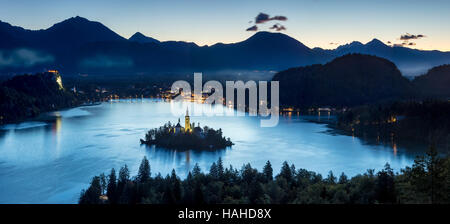 Vue aérienne du lac de Bled avec St Marys Église de l'Assomption, Bled, Haute-Carniole, Slovénie Banque D'Images