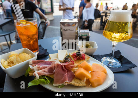 Antipasti au Caffè Cavour, Piazza Cavour, Rimini, style italien Banque D'Images